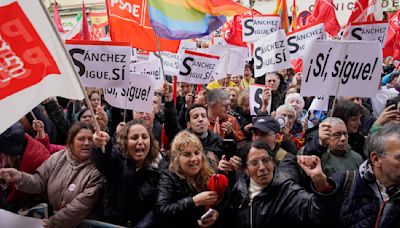 Miles se concentran en Madrid para pedir al presidente español Pedro Sánchez que no renuncie