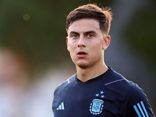 Alejado de la Copa América, Paulo Dybala se dedica a la moda: posó para una marca de jean