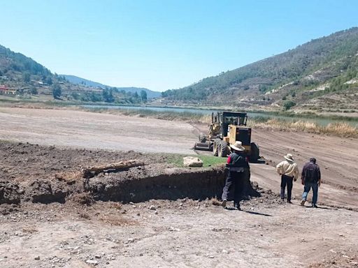 Construyen cancha en laguna afectada por la sequía en Vicente Guerrero