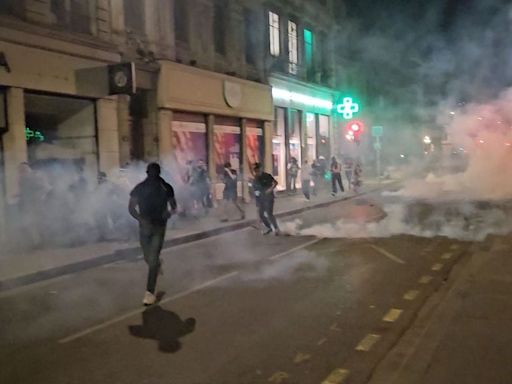 Al menos 25 detenidos y un policía herido dejan multitudinarias manifestaciones en Francia tras elecciones legislativas - La Tercera