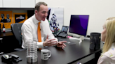 Peyton Manning, Angela Kinsey announce Broncos’ schedule in funny video