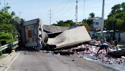 Vuelca tráiler con cerveza en Campeche; personas roban el producto