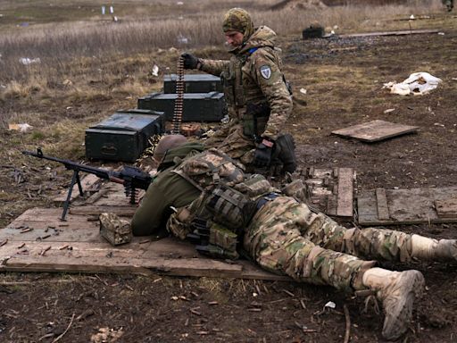 Francia ultima el envío de instructores militares a Ucrania en coalición con otros países europeos