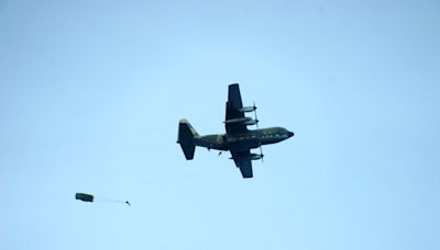 特戰傘兵大鵬灣海上跳傘 曾經的海上飛機場今迎「航特神兵」（影音） - 自由軍武頻道