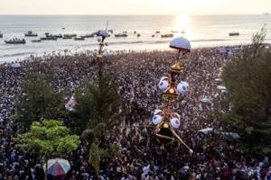 Indonesians flock to festival to cast mythical effigies out to sea | Fox 11 Tri Cities Fox 41 Yakima