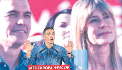 Sánchez acelera en la recta final de una campaña influida por el caso de su mujer