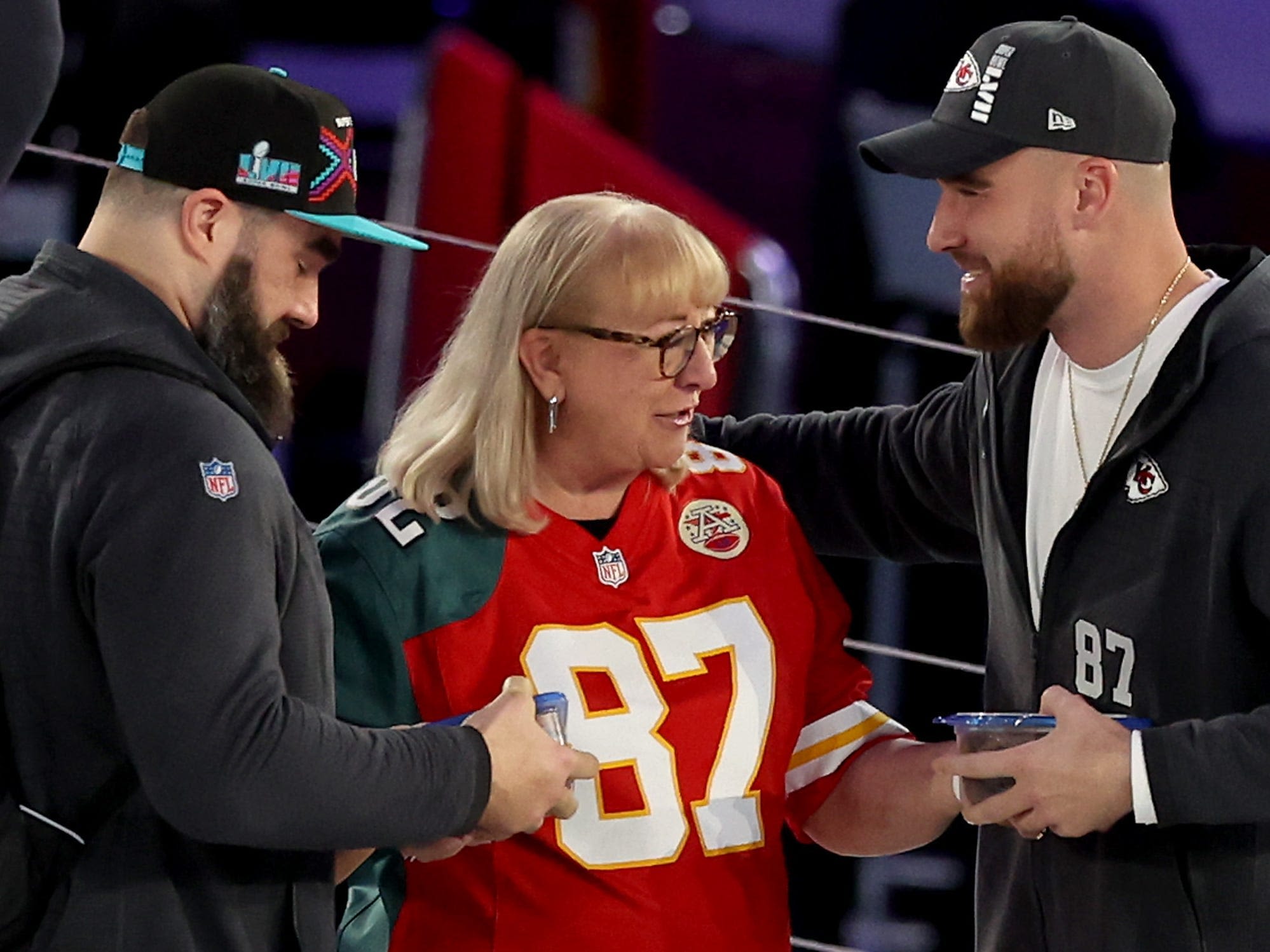 Staying together for your kids, like Donna and Ed Kelce did, is good — if you do it right, a therapist says. Here's how.