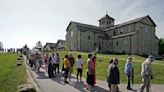 Thousands flock to Missouri to see body of nun who died in 2019