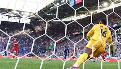 France-Pologne : Mike Maignan avait-il le pied sur sa ligne au moment du penalty donné à retirer à Lewandowski ?