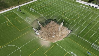美國足球場出現15公尺深天坑 「像炸彈炸的」