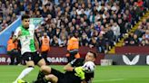 A Dibu Martínez se le escapó la pelota y sufrió el peor gol de su carrera: Liverpool hace sufrir al Aston Villa