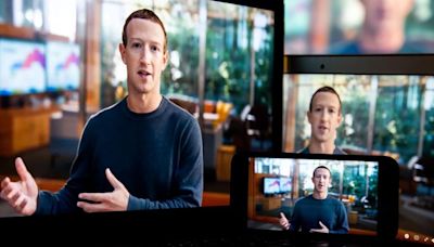 Vídeo | La original forma de celebrar el 4 de julio de Zuckerberg: surf con esmoquin, una bandera de EEUU y una cerveza