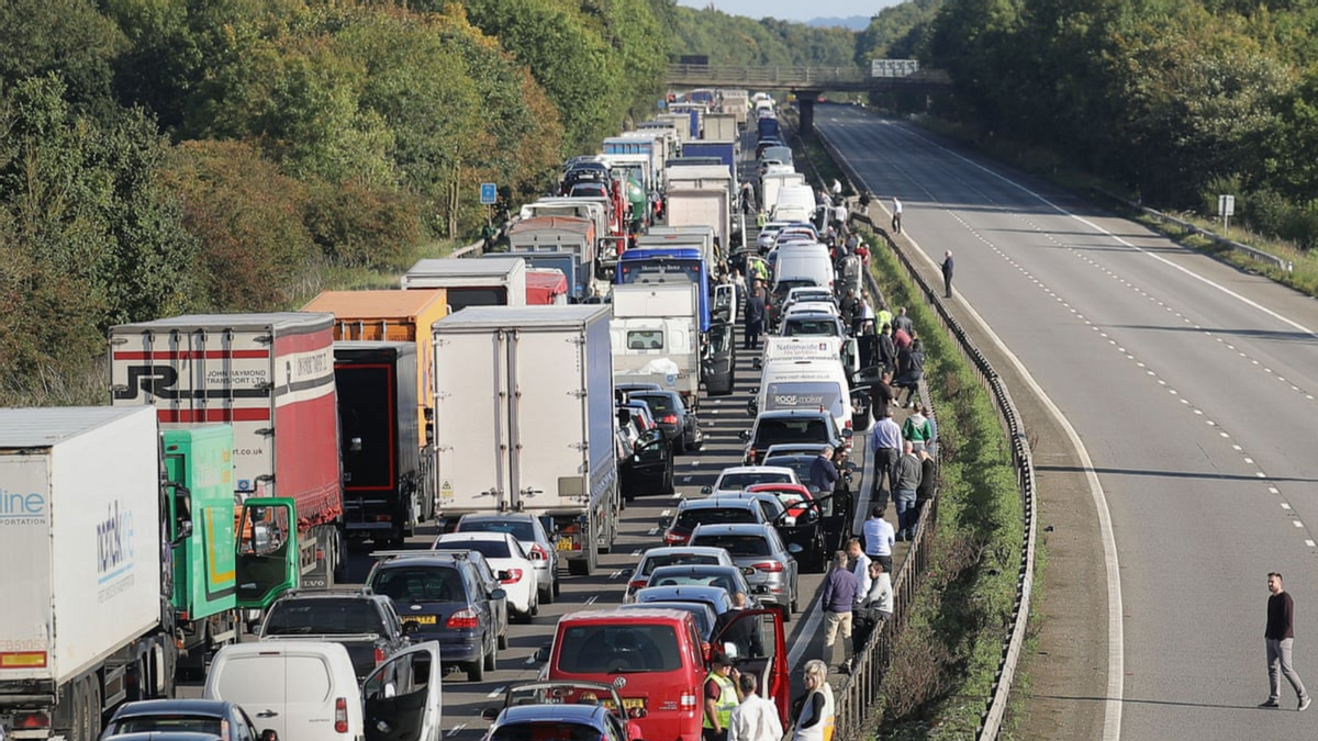 Fact Check: A Pic Supposedly Shows People Fleeing London After Sadiq Khan Re-Elected Mayor of London Mayor...