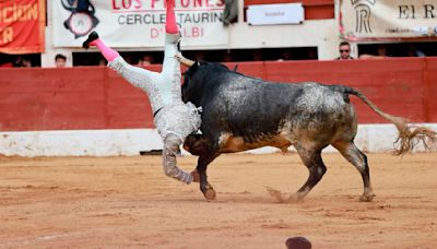 El torero Román Collado evoluciona favorablemente de su cogida en Francia y podría volver en breve a España