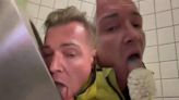 VÍDEO: Político é expulso de partido após vídeos lambendo vaso sanitário e se sujando de fezes