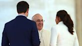 La Iglesia prohíbe casarse a una pareja de católicos que trabaja en el Banco del Vaticano y amenaza con echarlos