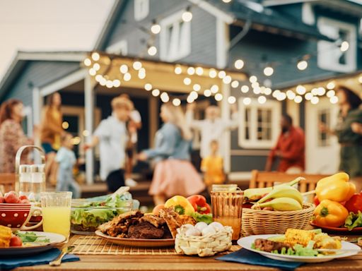 Large Vs Small Parties: When's The Best Time To Start Eating Dinner?