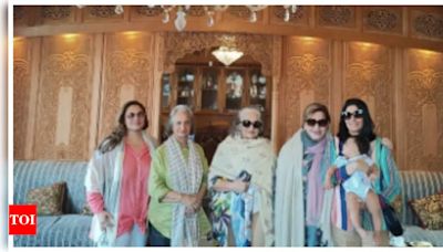 Asha Parekh shares a picture with ‘friends forever’ Waheeda Rehman and Helen from their Srinagar vacation; fans call them 'Vintage Queens' | Hindi Movie News - Times of India