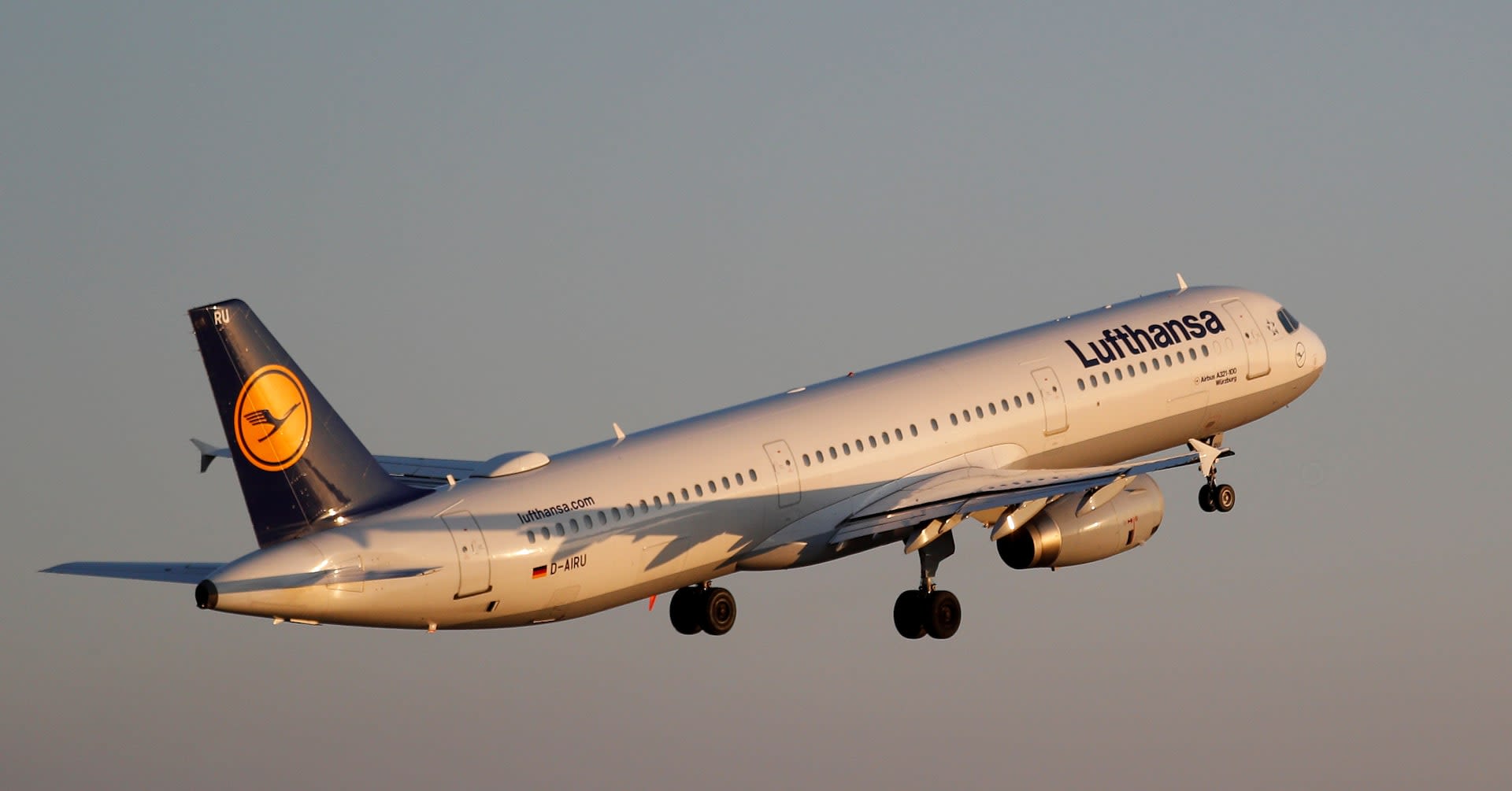 Lufthansa, Air France-KLM to cut costs after tough first quarter