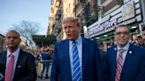 Donald Trump hace campaña en una bodega de Hamilton Heights tras salir de la corte