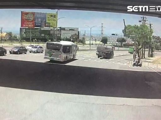 變換車道出事了！台中油罐車騎上分隔島撞斷標誌桿 司機：沒抓好車距