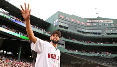 Derrick White gets encouragement from Celtics fans to re-sign with Boston