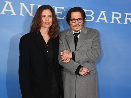 Diretora se pronuncia após dizer que foi 'difícil filmar' com Johnny Depp e que 'equipe tinha medo dele': 'Ele é um gênio'