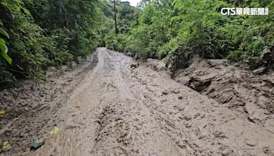 花蓮土石流滿溢街上 村民家外布滿泥沙阻去路