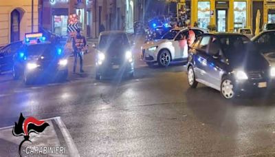 Caos in strada: sputa agli automobilisti e aggredisce i carabinieri