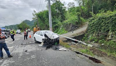 快訊／花蓮玉里轎車自撞電桿！車頭全爛 20歲女乘客重傷不治