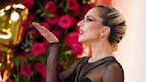 Premios Oscar 2023: Lady Gaga, de un jugado look a un atuendo de entrecasa sobre el escenario