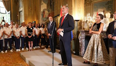 Los reyes reciben en París al equipo olímpico: del guiño de Felipe VI a la seguridad al vestido de Dior Alta Costura de Letizia