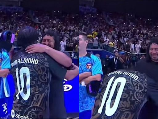 [VIDEO] Ronaldinho le hizo reverencia a René Higuita en el partido de Blessd en Medellín