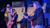 Warren Haynes lends his epic solo chops to Dinosaur Jr. as he jams Neil Young and the Cure with J Mascis