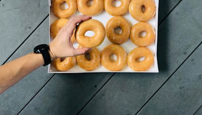 Krispy Kreme está regalando docenas de donas: cómo conseguir la tuya - La Opinión