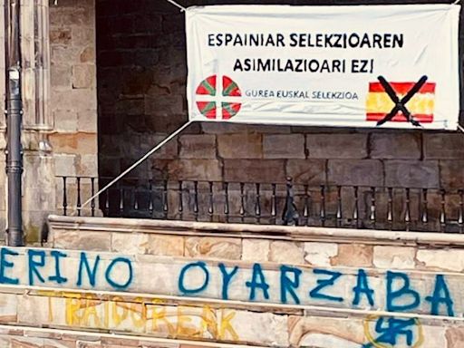 Pintadas y una pancarta contra Mikel Oyarzabal en Elorrio, el pueblo natal de su madre