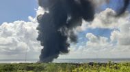 El incendio en dos tanques de crudo sigue activo en el occidente cubano