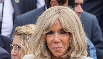 Brigitte Macron sublime en robe courte beige, escarpins pointus et lunettes de soleil à verres fumés