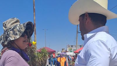 Van Felipe González y comerciantes del Tianguis Tarahumara por mejores políticas públicas