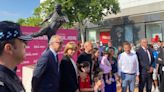 Iniesta visita su estatua homenaje del gol del Mundial