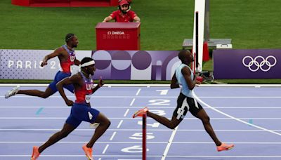 Tebogo ficou com o ouro, Lyles saiu de cadeira de rodas