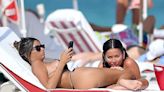 En fotos: arena, sol y una botella de vino, el día de playa de Karina Jelinek y Florencia Parise en Miami