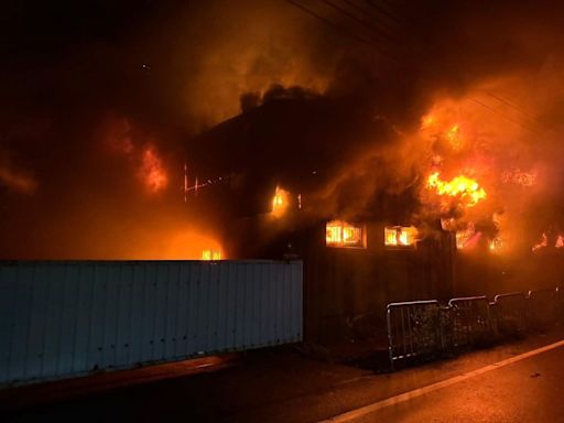快訊／颱風夜不平靜！台中工廠燃燒1小時 在地人快關窗