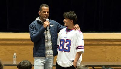 Hall of Fame Wide Receiver Visits Pleasant Valley High School