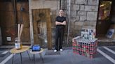 17 litros de orina: la curiosa intervención creativa en una calle de Pamplona