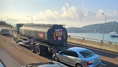 屯門公路私家車插運危險品車尾 幸無釀巨災