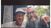 Captan a Chris Martin, vocalista de Coldplay, en una barbería de Ciudad de México