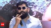 Chiyaan Vikram gives a befitting reply to a question raised about his fan base | Tamil Movie News - Times of India