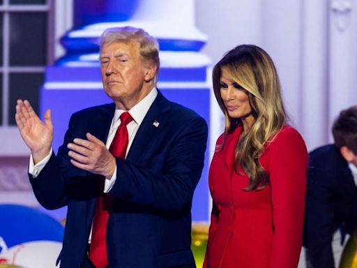 Melania reparece para apoyar a Trump con un traje rojo de Dior