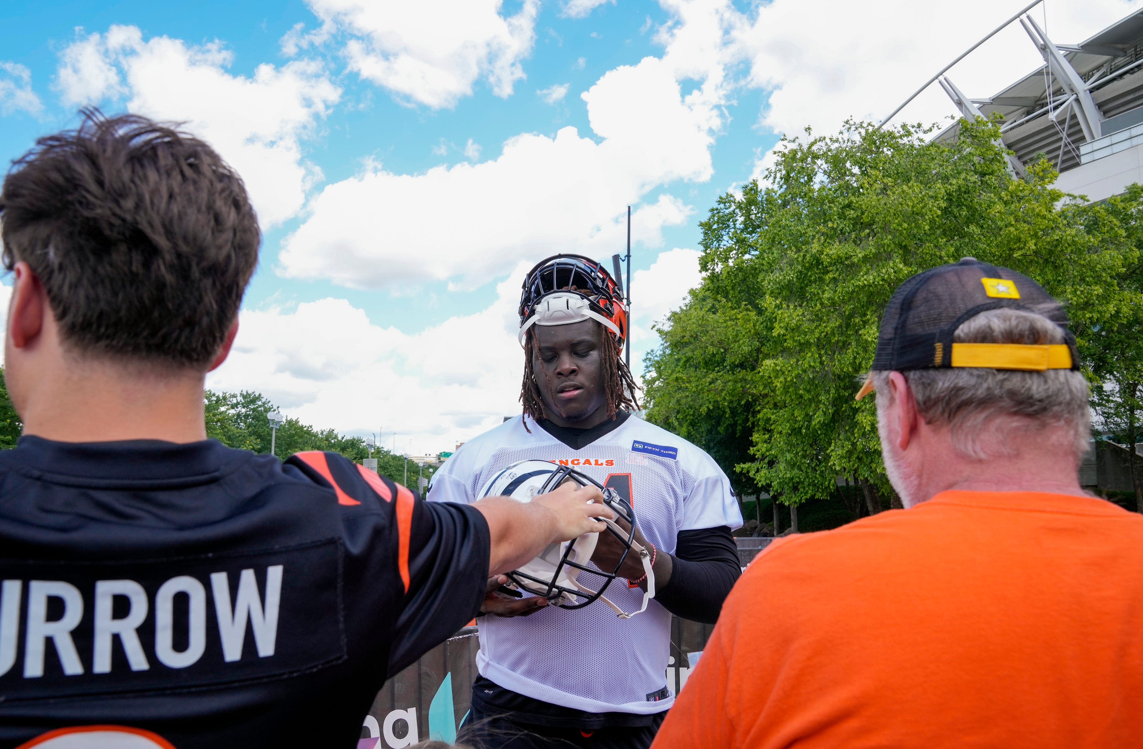 Watch: Bengals' Trey Hendrickson hits homers at Logan Wilson's softball home run derby